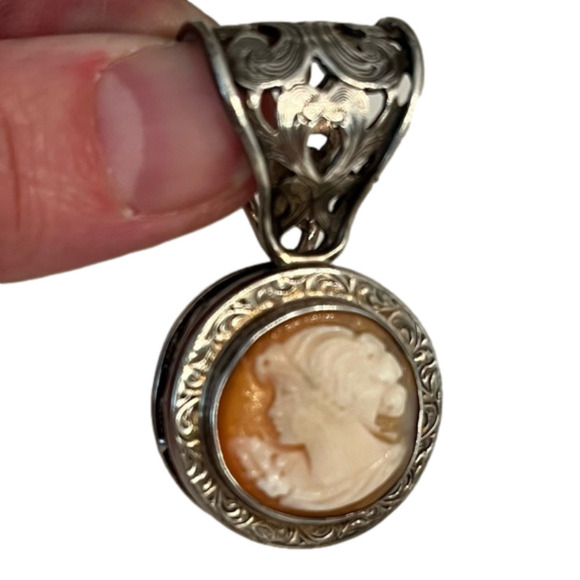 Vintage Jewelry - Vintage Italian Hand Carved Cameo Pendant in Engraved Silver Setting